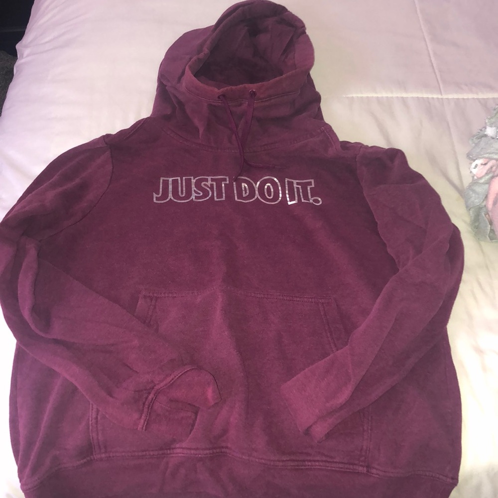 marron nike sweatshirt